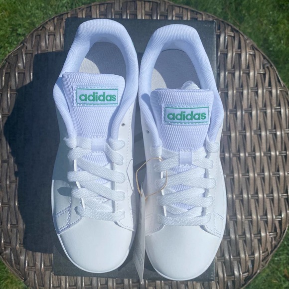 NWT/NIB Adidas Kids Advantage K Tennis Sneakers (Size 2K) - Picture 4 of 11